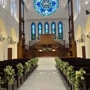 挙式会場。天井が高く、2階からもできるようになっており斬新でした。