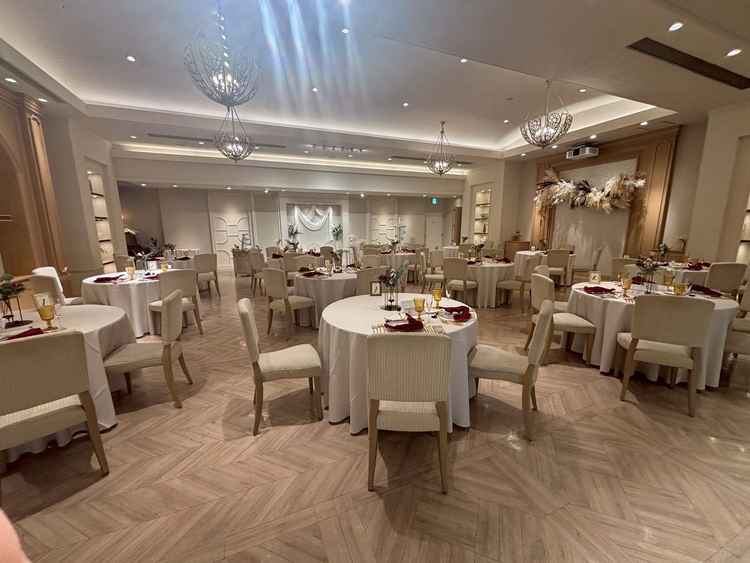 披露宴会場も2ヶ所見て、比較可能でした。実際にテーブルコーディネートもされていてイメージ出来ました。