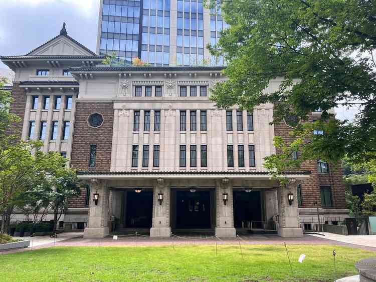 歴史を感じる素敵な外観。建物が美しいので、ゲストにも式の雰囲気を最初から感じてもらえそう。