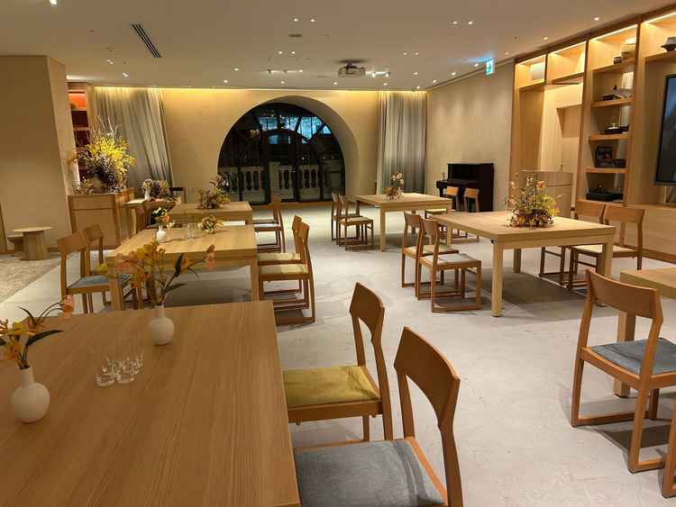 少人数向けの明るい雰囲気の披露宴会場。