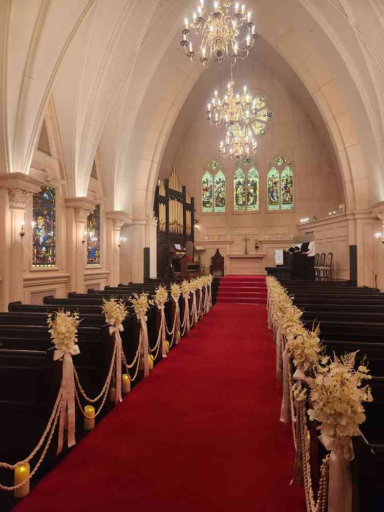 実際に英国で使われていたという、歴史あるパイプオルガンやステンドグラスがとても素敵でした。