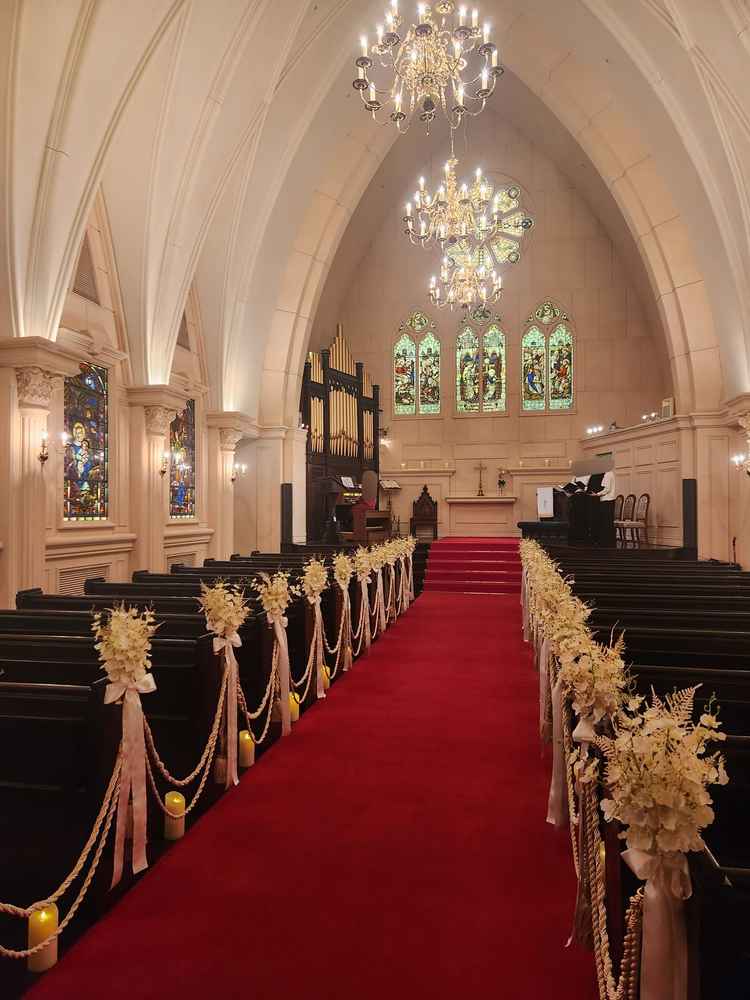 実際に英国で使われていたという、歴史あるパイプオルガンやステンドグラスがとても素敵でした。