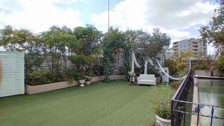 屋上庭園で、写真を撮ったりできます。シャボン玉の演出が素敵♪右側の水面がチャペルの天井です★