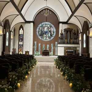 チャペル。ステンドグラスが飾られ、厳かな雰囲気をまとっていて綺麗です。