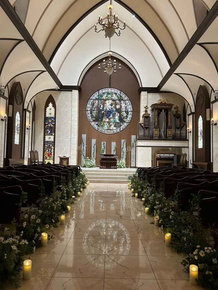 チャペル。ステンドグラスが飾られ、厳かな雰囲気をまとっていて綺麗です。