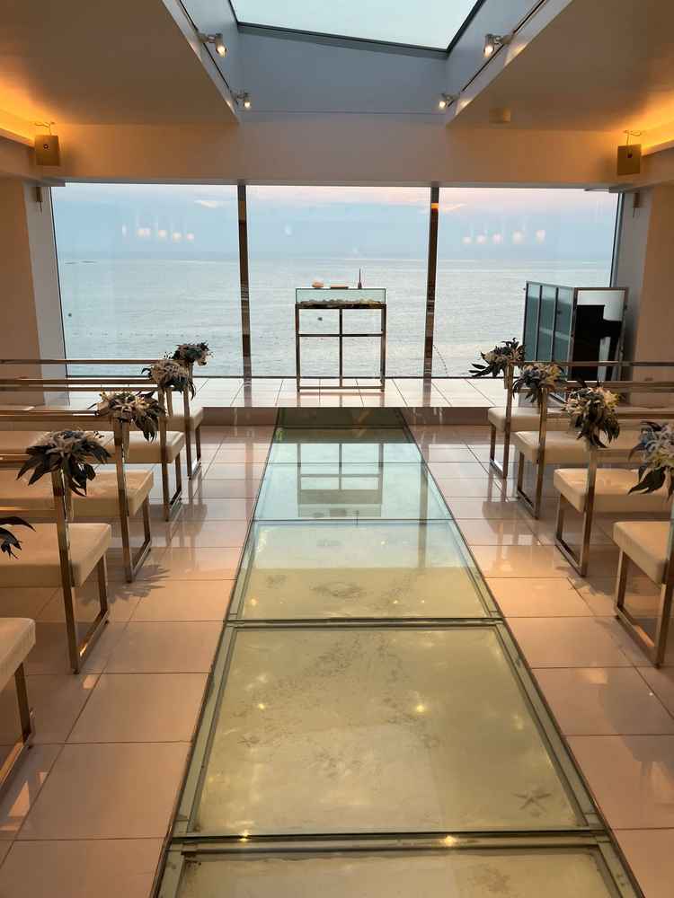 バージンロードは砂浜を表現した作り。他にはないデザインで、天窓の光とも相まって明るさを演出してくれる