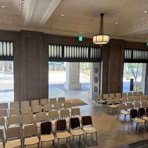 挙式場(階段上)からみた参列席。出入り口という場所上、後ろの広場も見え開放感があった。