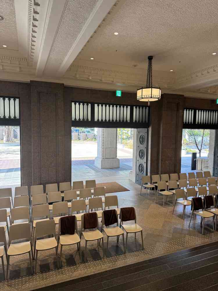 挙式場(階段上)からみた参列席。出入り口という場所上、後ろの広場も見え開放感があった。