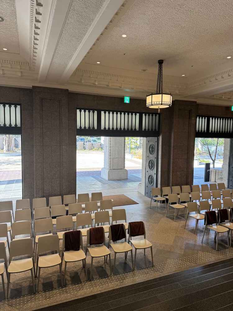 挙式場(階段上)からみた参列席。出入り口という場所上、後ろの広場も見え開放感があった。