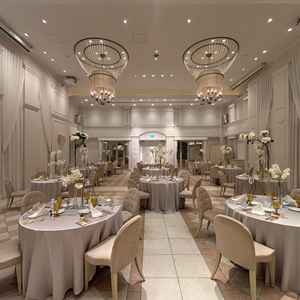 披露宴会場。白やピンクがいっぱいな会場で、シャンデリアもとても可愛かった。