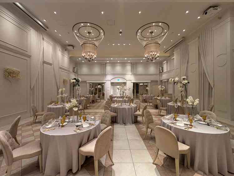 披露宴会場。白やピンクがいっぱいな会場で、シャンデリアもとても可愛かった。