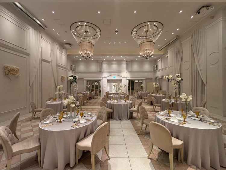 披露宴会場。白やピンクがいっぱいな会場で、シャンデリアもとても可愛かった。