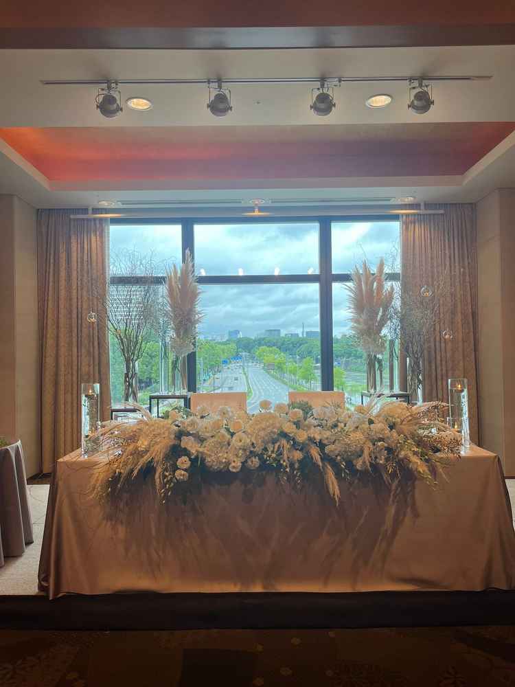 披露宴会場は、窓の外には緑が映え、春にはさらに鮮やかな景色が楽しめそうだと感じました。