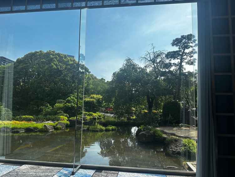 鳳凰の間西から見える日本庭園の景色です。ガラスとお庭も隅々まで手入れされており信用につながりました。