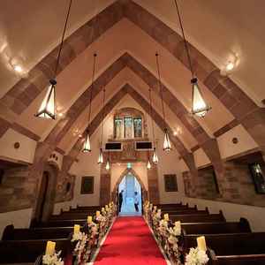 式場を出ると目の前に階段。縦に長く、雰囲気も良かった。また植物がきちんと手入れされてて綺麗だった