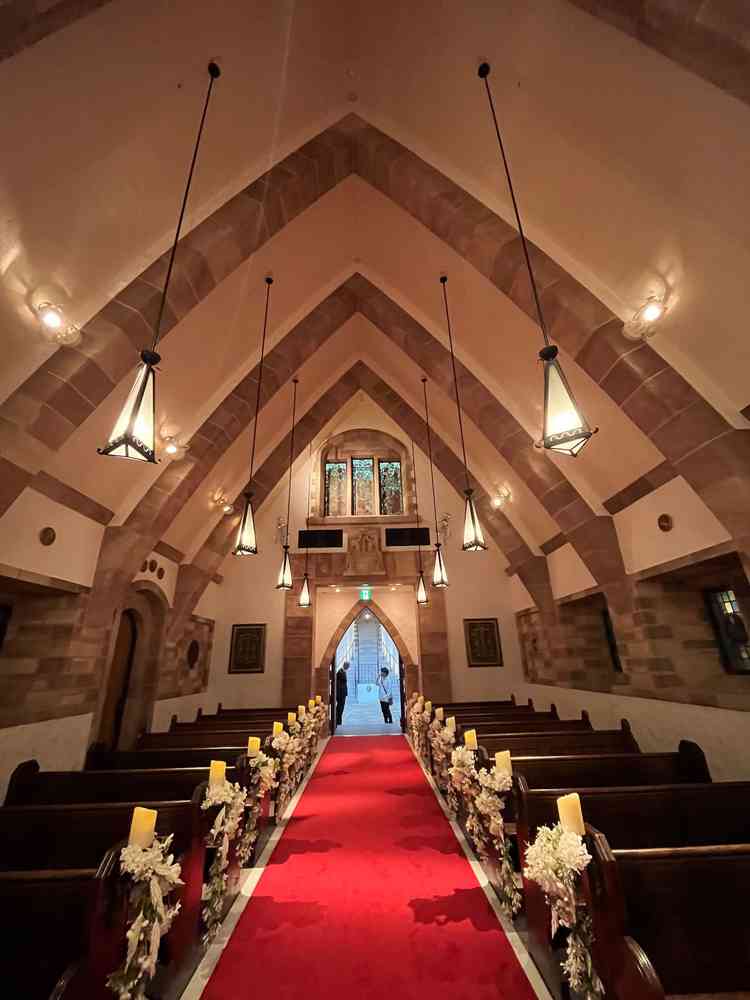 式場を出ると目の前に階段。縦に長く、雰囲気も良かった。また植物がきちんと手入れされてて綺麗だった