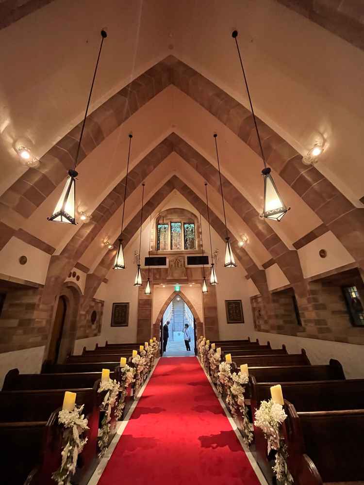 式場を出ると目の前に階段。縦に長く、雰囲気も良かった。また植物がきちんと手入れされてて綺麗だった