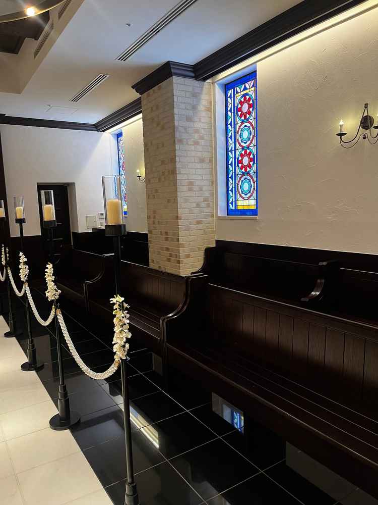 チャペルの椅子が中央向きなのが印象的でした。ステンドグラスも綺麗でした。