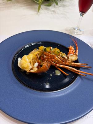 試食のお料理です。オープンキッチンで、出来立てのとても温かいお料理を出してくれました。