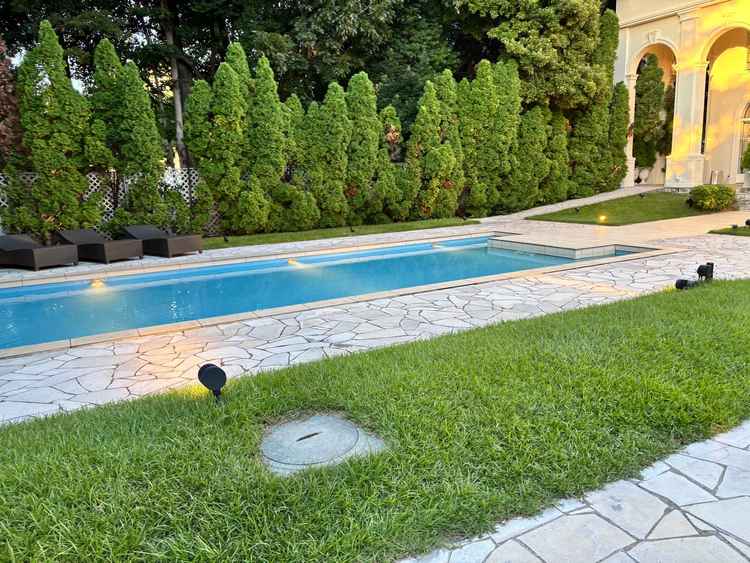 お庭のプール。バーの反対側にあり、リゾートっぽい雰囲気を演出してくれていて素敵