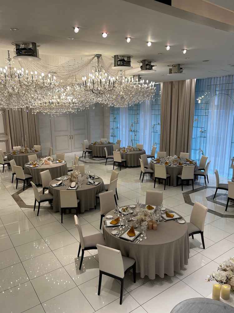 披露宴会場は階段の上から登場をすることができサプライズ感があります！