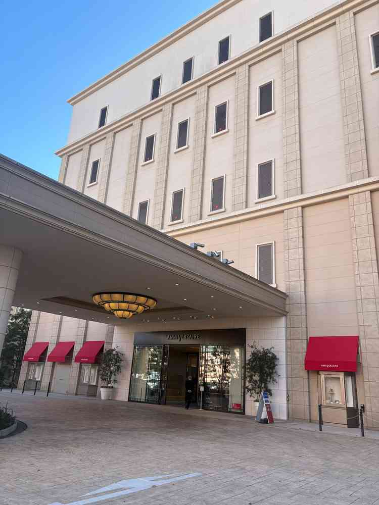 入り口は広くてシャトルバスもここに停車します