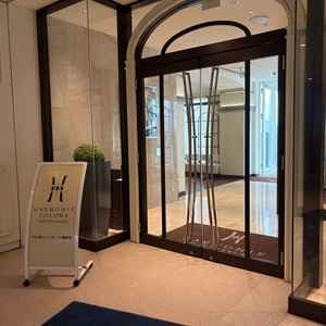 会場の入り口。清潔感があって素敵でした。