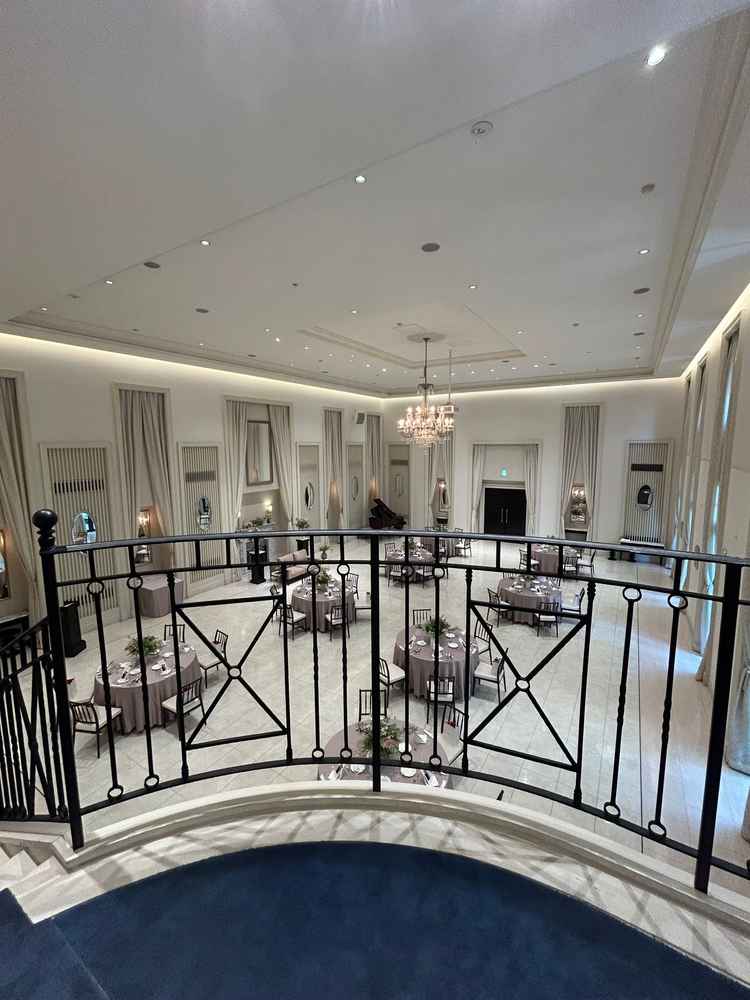 階段上から見た披露宴会場。期待を超える綺麗さでした。階段降りはいらないと思っていたけど検討するかも？