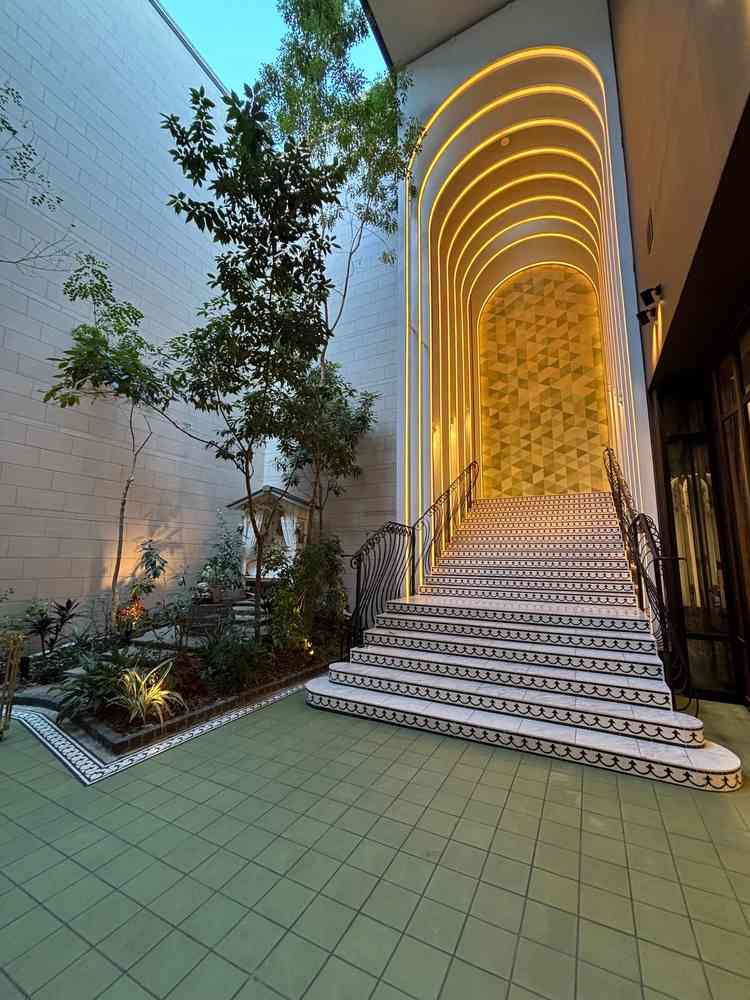 ガーデンについている大階段は天井も高く、開放感がありました。