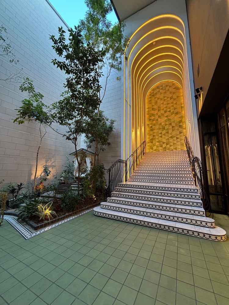 ガーデンについている大階段は天井も高く、開放感がありました。