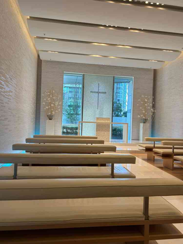 チャペルです。今後もう少し窓の外の緑が増えるとのことだったので益々素敵なチャペルになるかと思います。