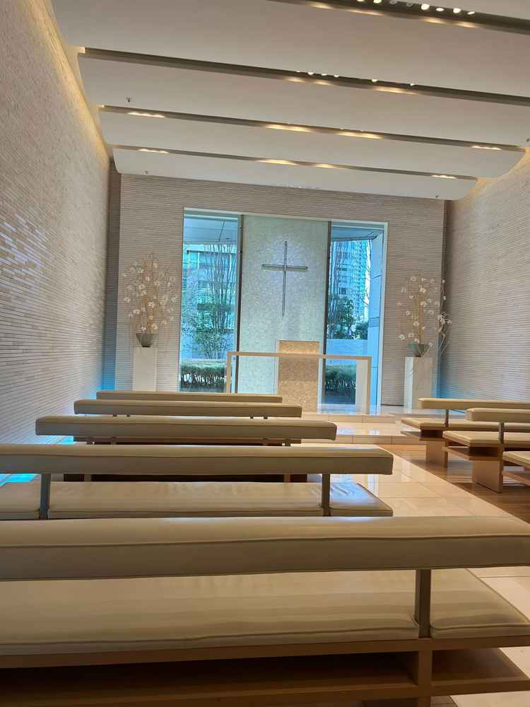 チャペルです。今後もう少し窓の外の緑が増えるとのことだったので益々素敵なチャペルになるかと思います。