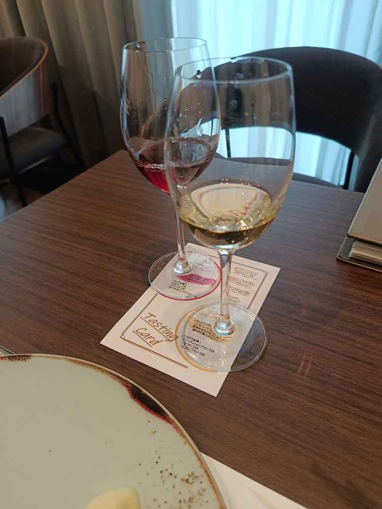ペアリング用のワイン。ワイン自体は美味しかったのですが、グラスの水垢が気になりました。