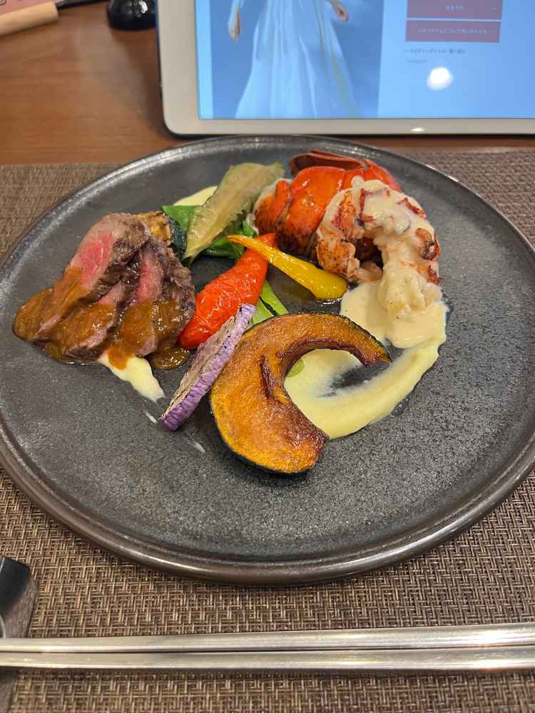 メインのエビとお肉です。