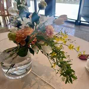 外のテラスからの陽と緑を演出として使えるので、シンプルなテーブルコーディネートが映えて魅力的でした。