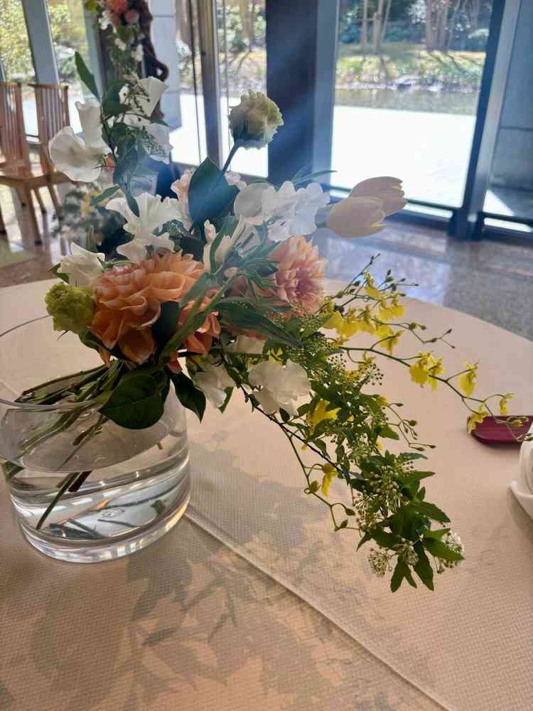 外のテラスからの陽と緑を演出として使えるので、シンプルなテーブルコーディネートが映えて魅力的でした。