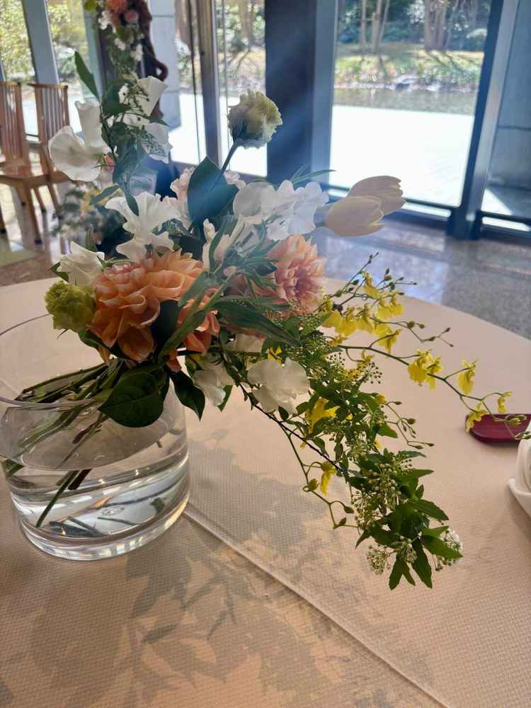 外のテラスからの陽と緑を演出として使えるので、シンプルなテーブルコーディネートが映えて魅力的でした。