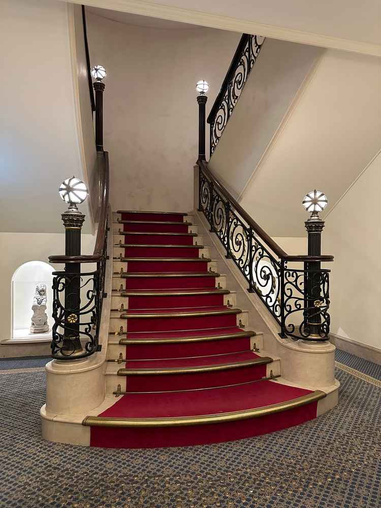 赤絨毯の階段