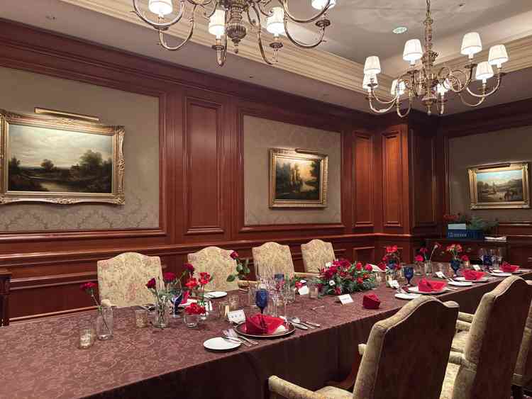 定員10名以下の披露宴会場（入口から見た写真）