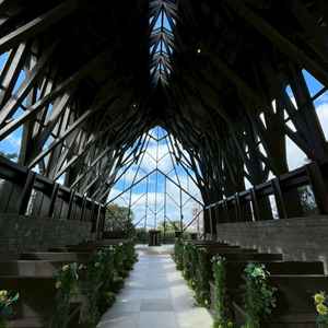 森のチャペル。木の香りがし、森の中のよう。