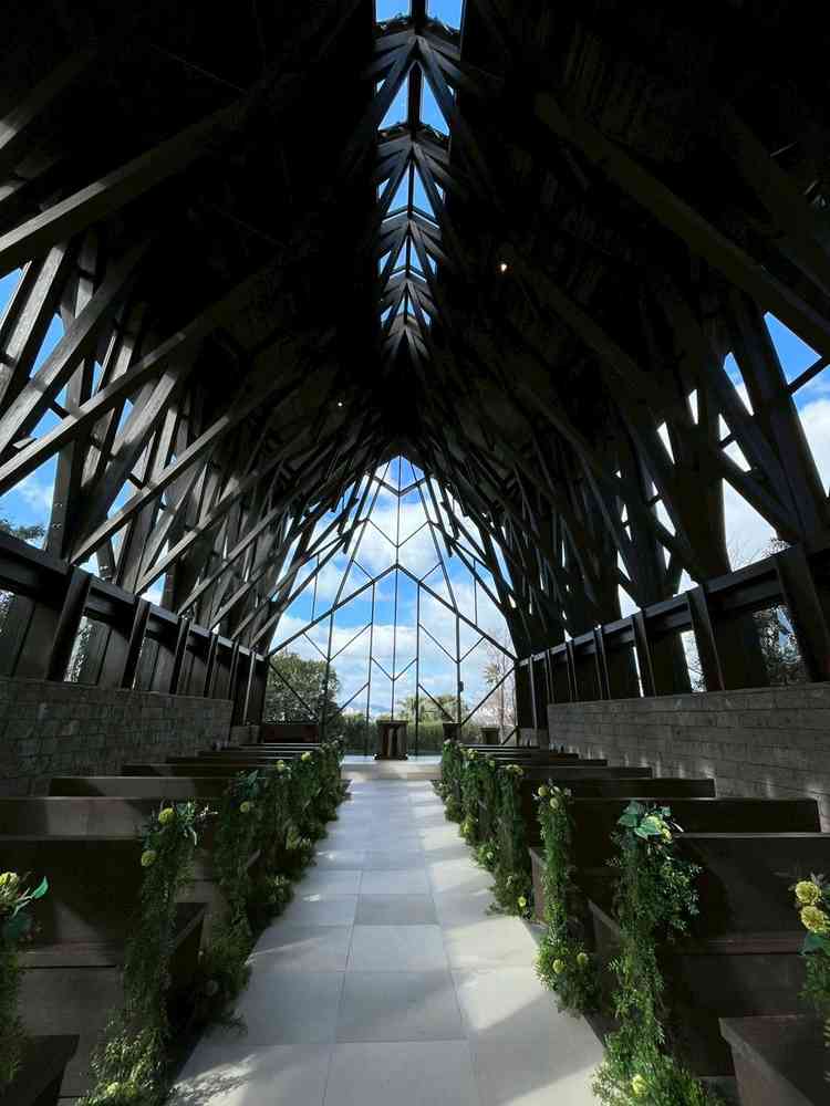 森のチャペル。木の香りがし、森の中のよう。