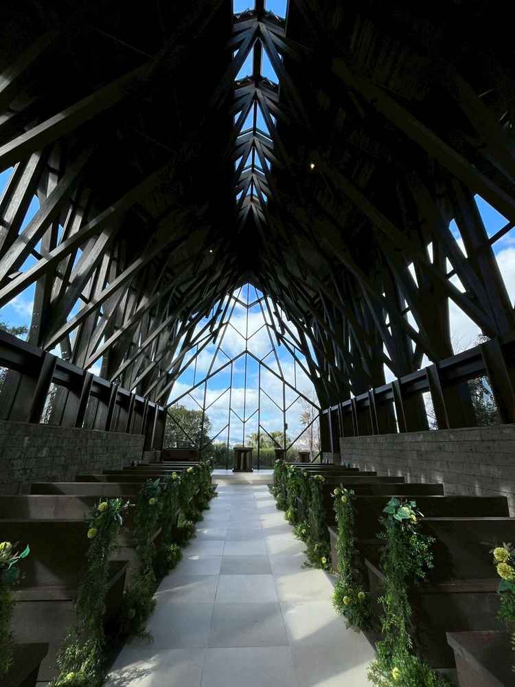 森のチャペル。木の香りがし、森の中のよう。