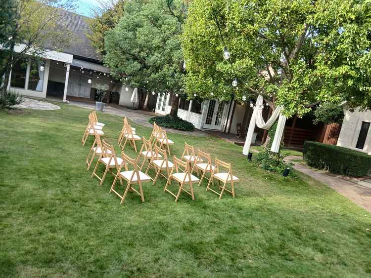 ガーデンスペースです。陽当たりが良く開放的な空間でした。挙式やテーブルを出して披露宴もできます。