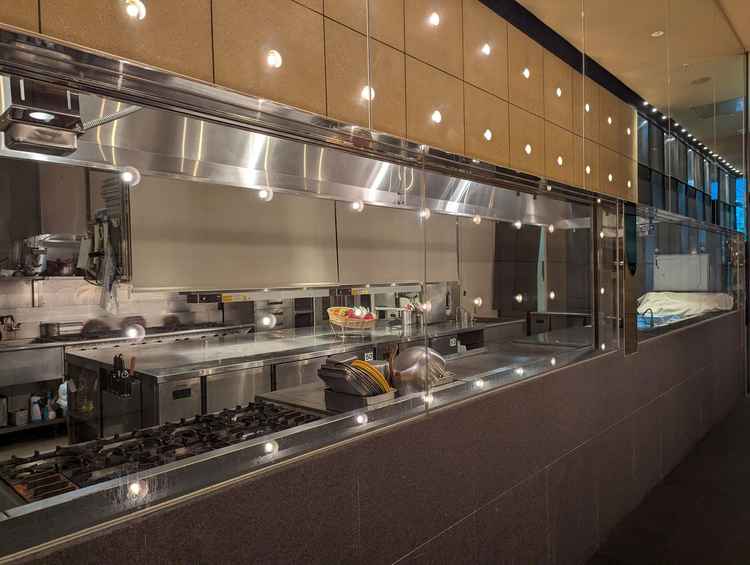 入り口から会場への通路からキッチンが見えるようになっており、当日は料理への期待が高まりそう。