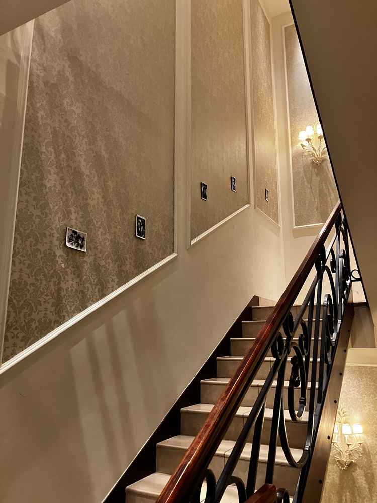 挙式会場から披露宴会場に向かう階段