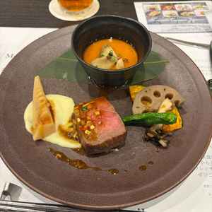 メインディッシュの国産和牛はとても食べやすかったです。ウニの茶碗蒸しも出汁が効きてました。