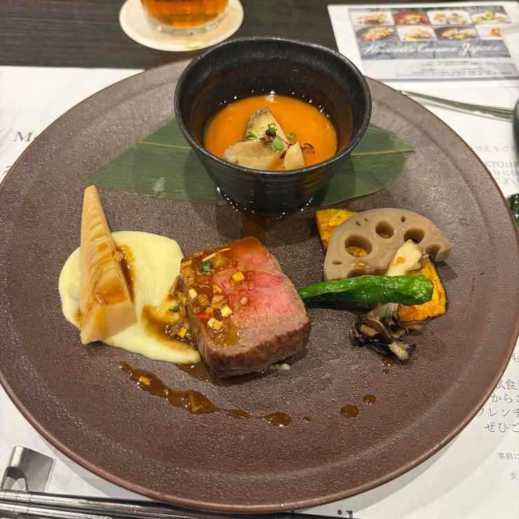 メインディッシュの国産和牛はとても食べやすかったです。ウニの茶碗蒸しも出汁が効きてました。