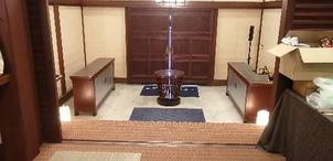 外から中を撮ると準備中のスタッフさんが写ってしまうので、入口の写真は部屋の中から撮影しました。