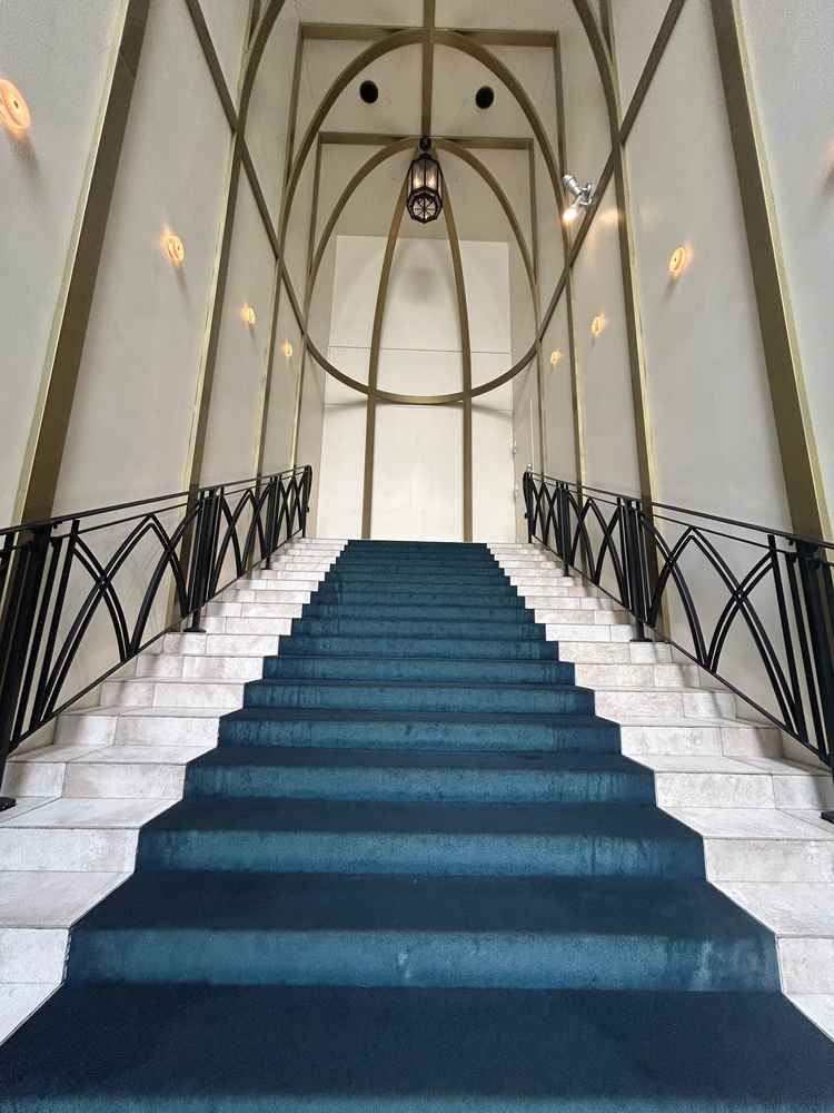チャペル〜バンケットにつながる大階段。屋根もつけられるそうで、ここで集合写真を撮りたい！