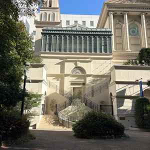 入り口。駅の出口から出てすぐの所でアクセスがよい